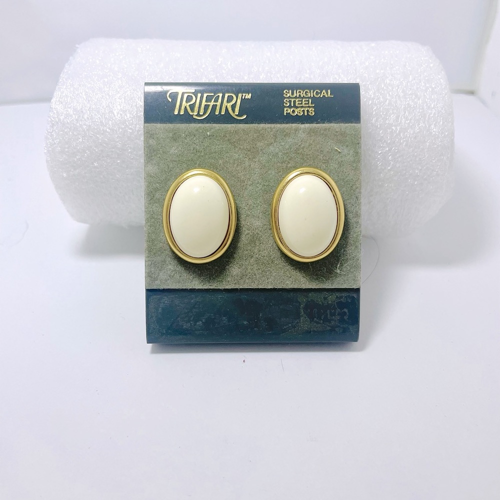 Vintage Trifari Gold Cabochon earrings